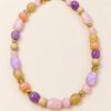 Kralenketting met roze, lila, paarse, perzik- en geeltinten en goudkleurige details