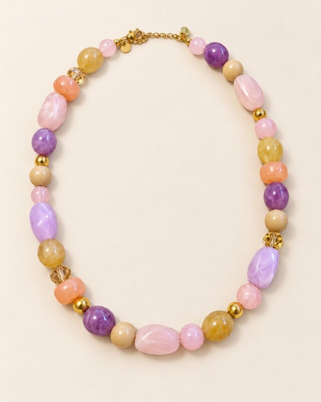 Kralenketting met roze, lila, paarse, perzik- en geeltinten en goudkleurige details