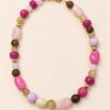 Kralenketting met roze, fuchsia, lila en bruine kralen en goudkleurige details