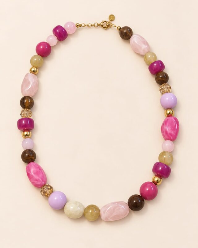Kralenketting met roze, fuchsia, lila en bruine kralen en goudkleurige details