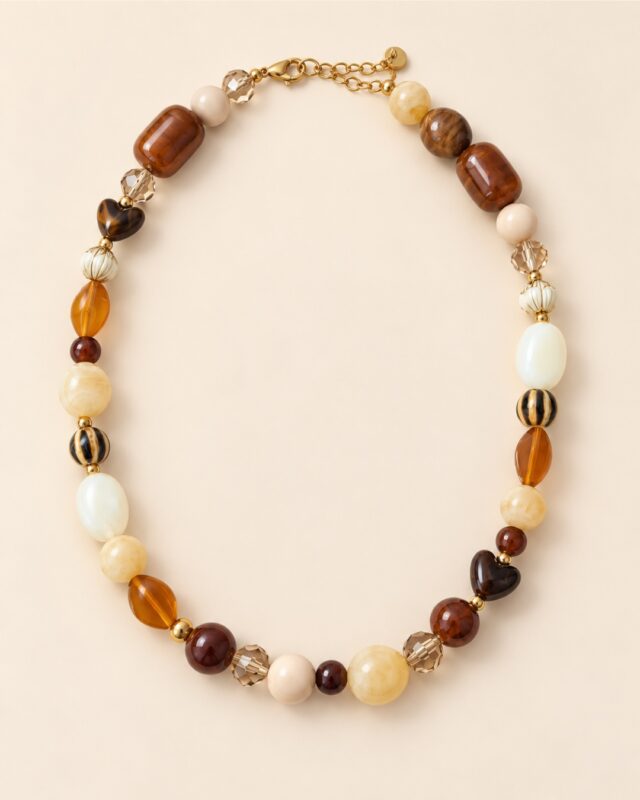 Kralenketting met bruine, crème en amberkleurige kralen en goudkleurige details
