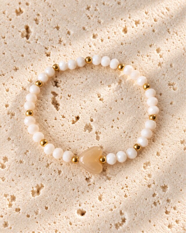 Armband wit met beige hartje op lichte natuurstenen plaat