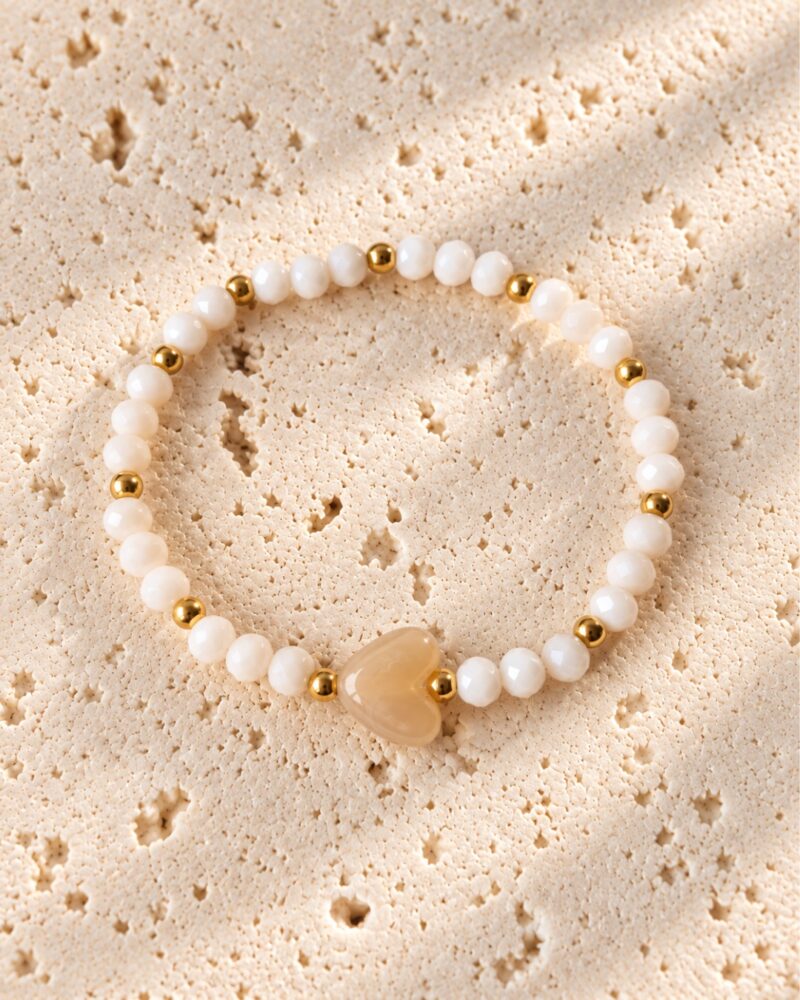 Armband wit met beige hartje