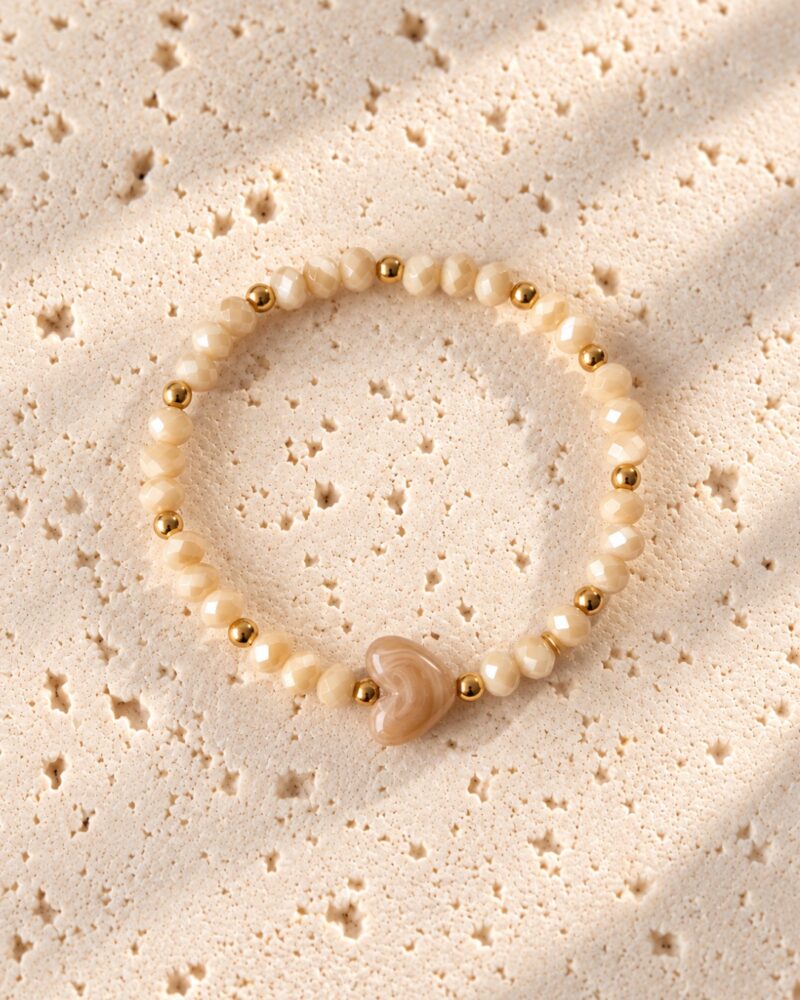 Armband crème met bruin hartje