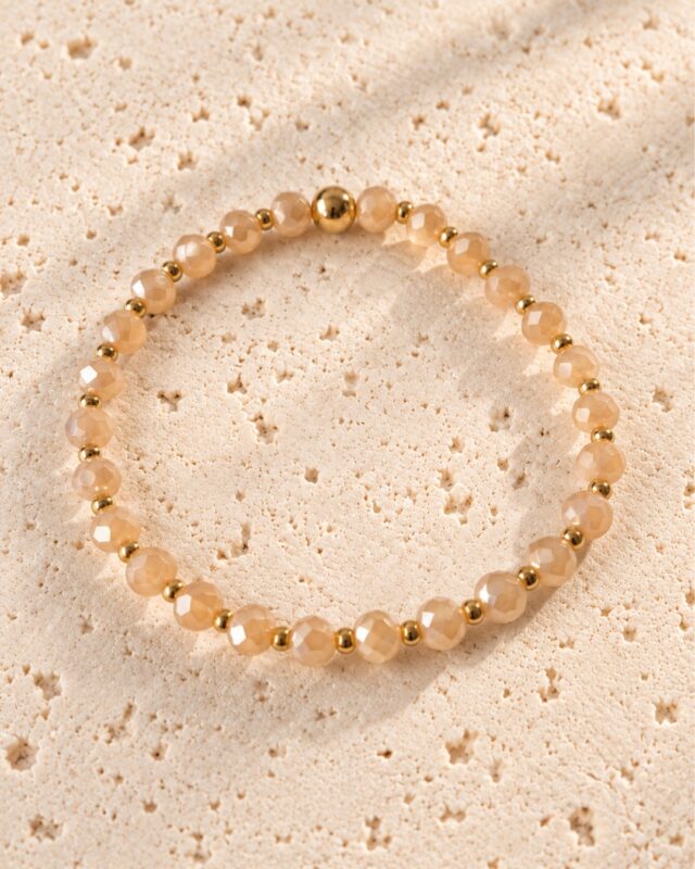 Armband facet champagne op lichte natuurstenen plaat