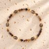 Armband kralenmix bruin op lichte natuurstenen plaat