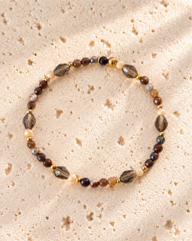 Armband kralenmix bruin op lichte natuurstenen plaat