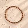 Armband facet cognac op lichte natuurstenen plaat