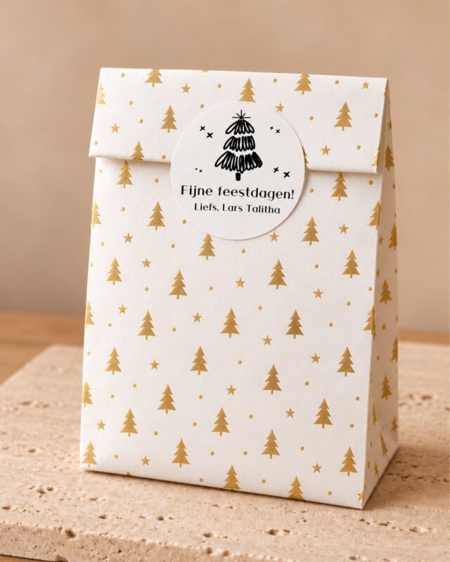 Witte sticker fijne feestdagen met namen op een kerstzakje