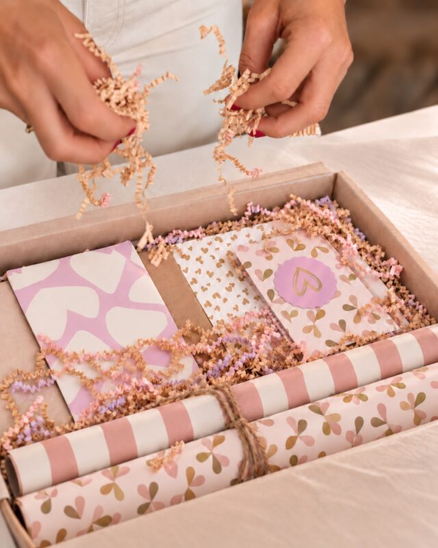Verrassingsbox met cadeauzakjes, cadeaupapier en inpakmaterialen in roze, lila en zachte tinten